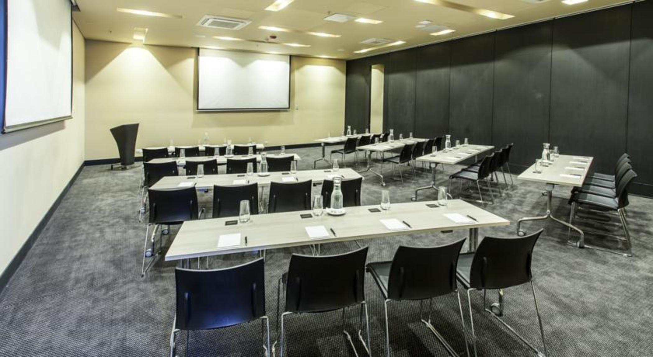 Movich Buro 26 Hotel Bogota Exterior photo The Boardroom