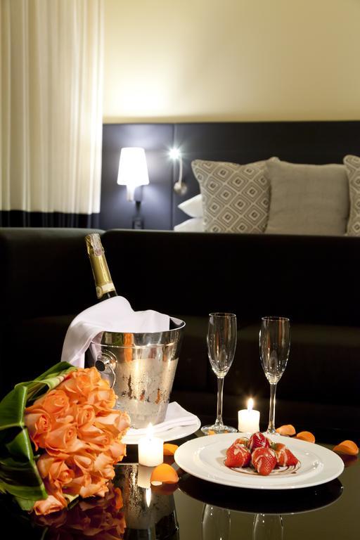 Movich Buro 26 Hotel Bogota Exterior photo A bottle of champagne in a cooler